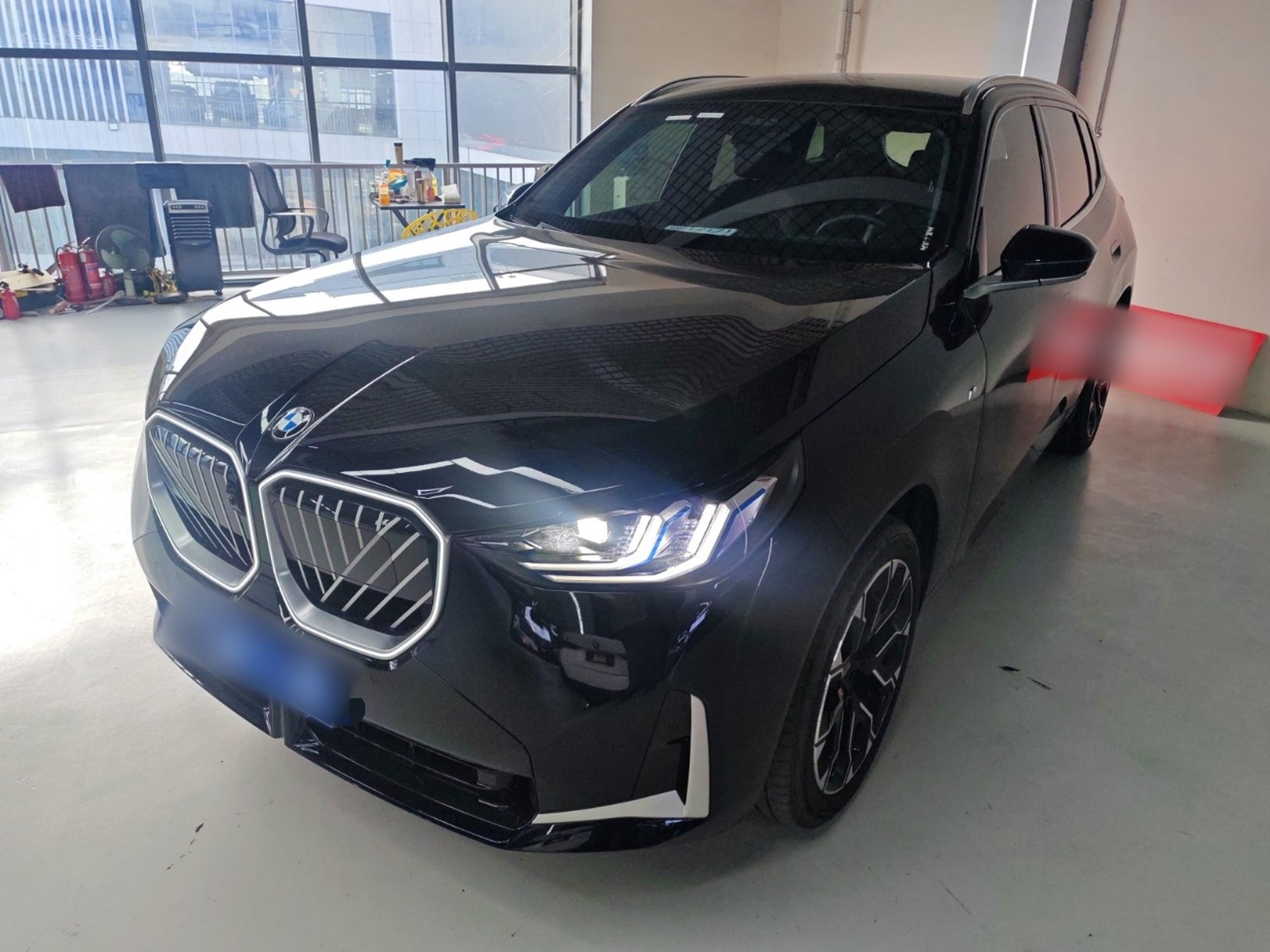 Под передней частью автомобиля