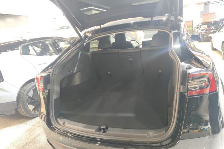 Used Tesla Model Y 2023 Long-Range All-Wheel-Drive Version
