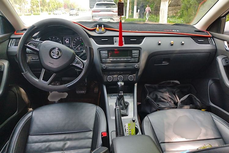 Used Skoda Octavia 2017 1.6L Automatic Smart Drive Edition Center Console