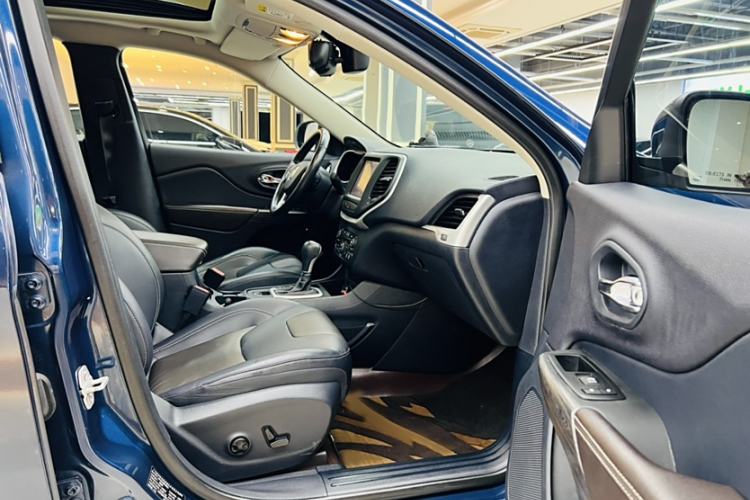 Used Jeep Cherokee 2020 2.0L Two-Wheel Drive Classic Sports Edition