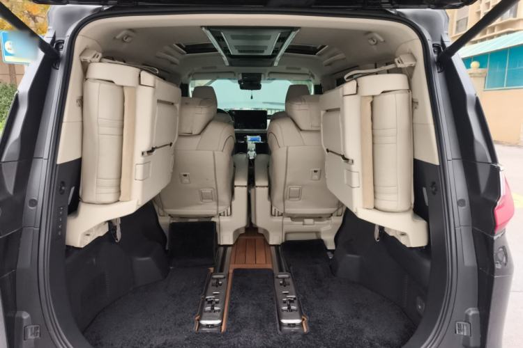 Used Lexus LM 2023 500h Six-Seater Prestige Edition
