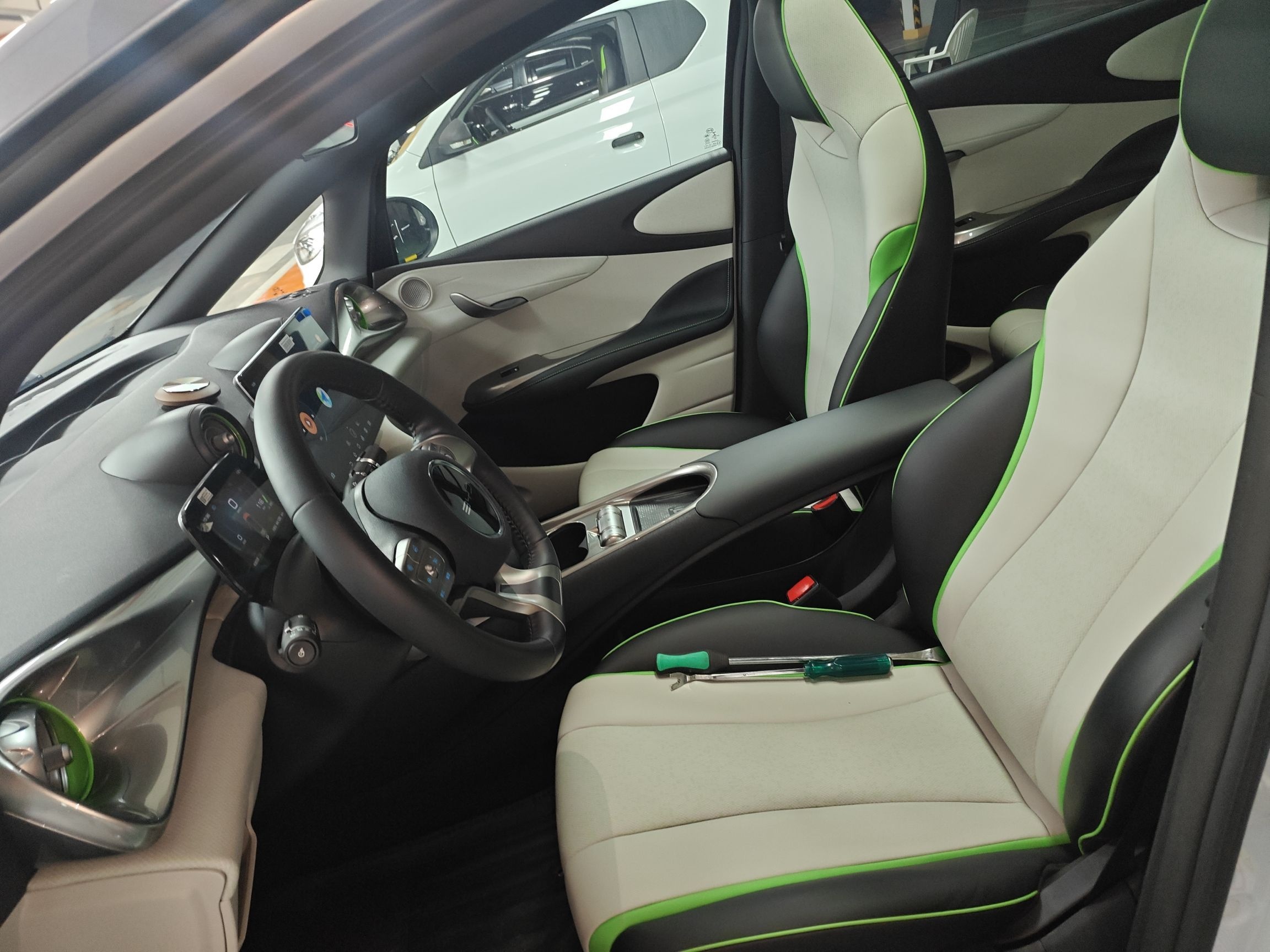 المقاعد الأمامية داخل السيارة