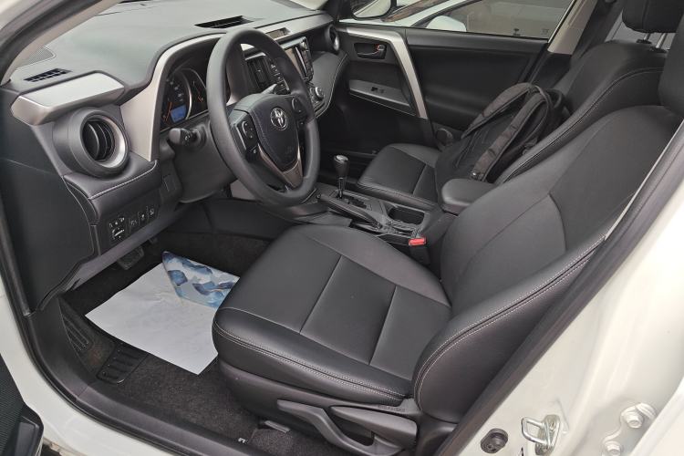 Used Toyota RAV4 2016 2.0L CVT Two-Wheel Drive Fashion Edition China V Standard
