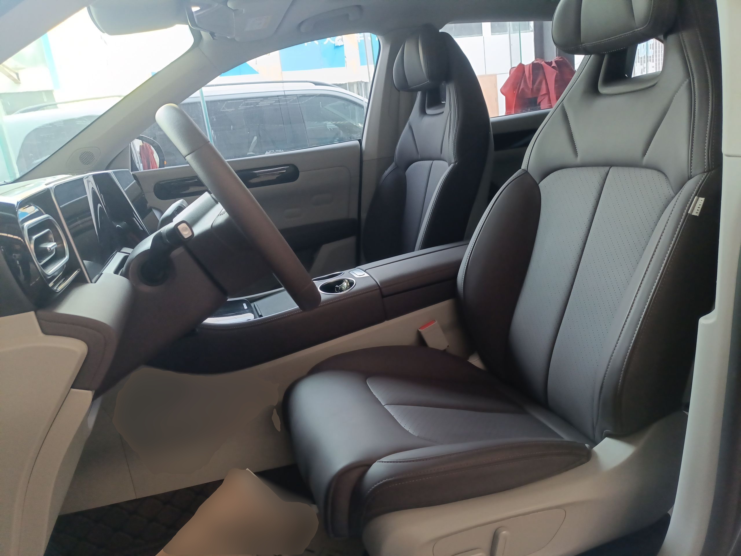 Переднее сиденье в автомобиле