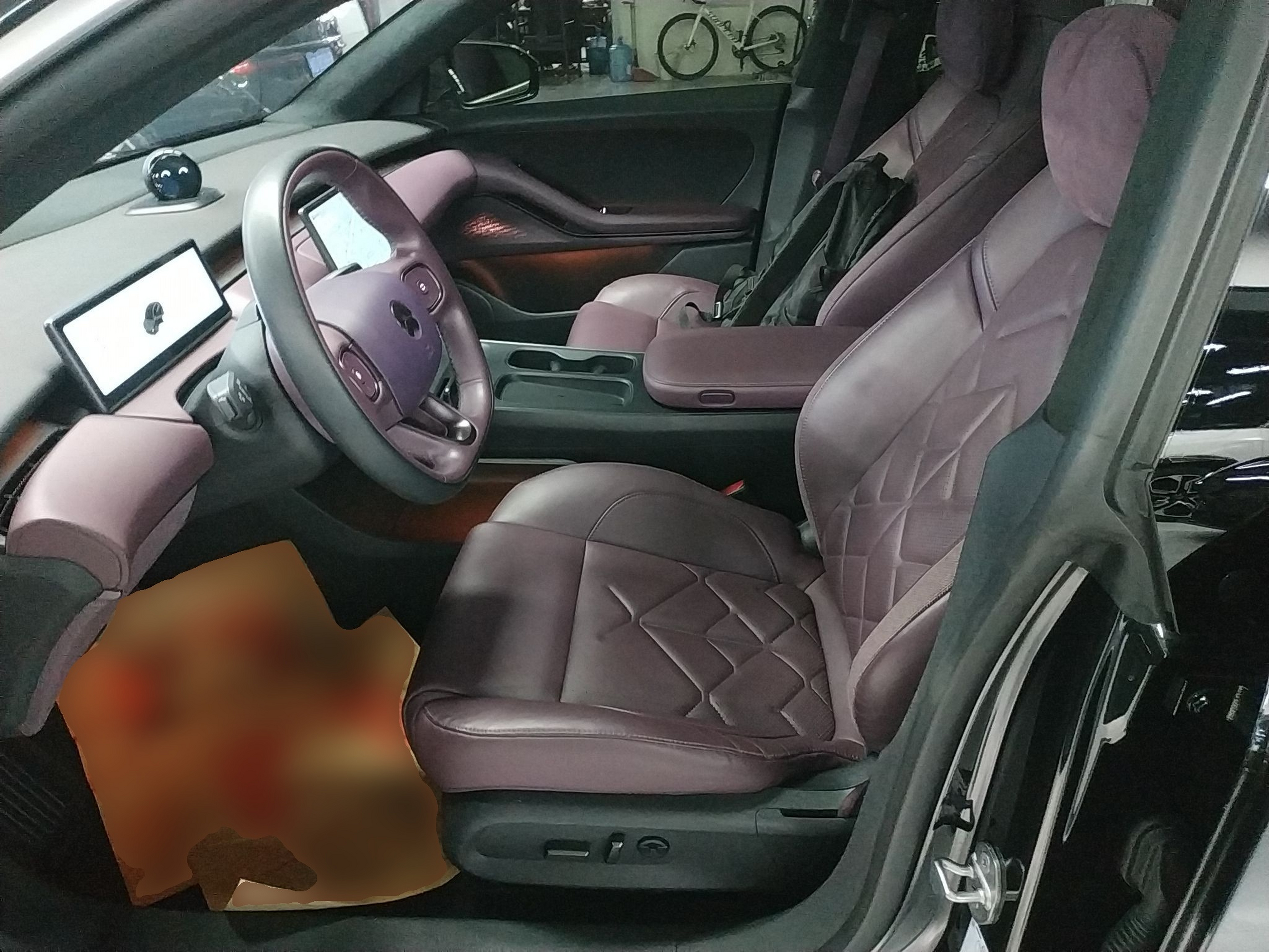 المقاعد الأمامية داخل السيارة