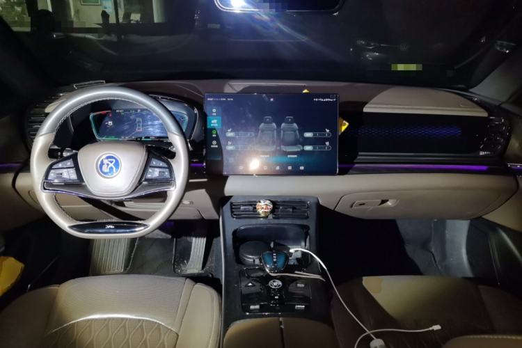 Used BYD Han 2020 DM Four-Wheel Drive Performance Edition Prestige Model Center Console