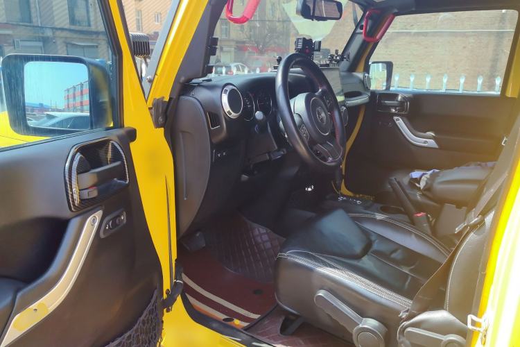 Used Jeep Wrangler 2015 3.6L Rubicon Four-Door Comfort Edition Driver Seat