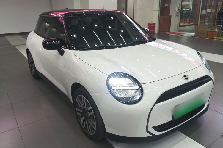 Used MINI Electric COOPER 2025 456km COOPER E Classic Style Front Right 45 Deg