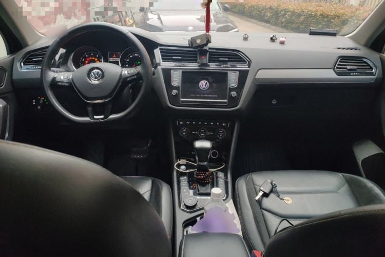 Used Volkswagen Tiguan L 2017 380TSI Automatic All-Wheel-Drive Luxury Edition Center Console