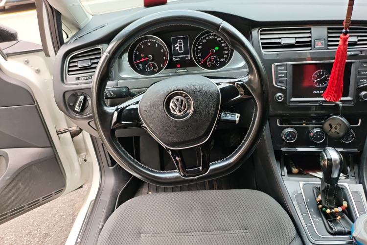 Used Volkswagen Golf 2017 230TSI Automatic Comfort Edition – Celebrating Milestone of One Million Units Steering Wheel