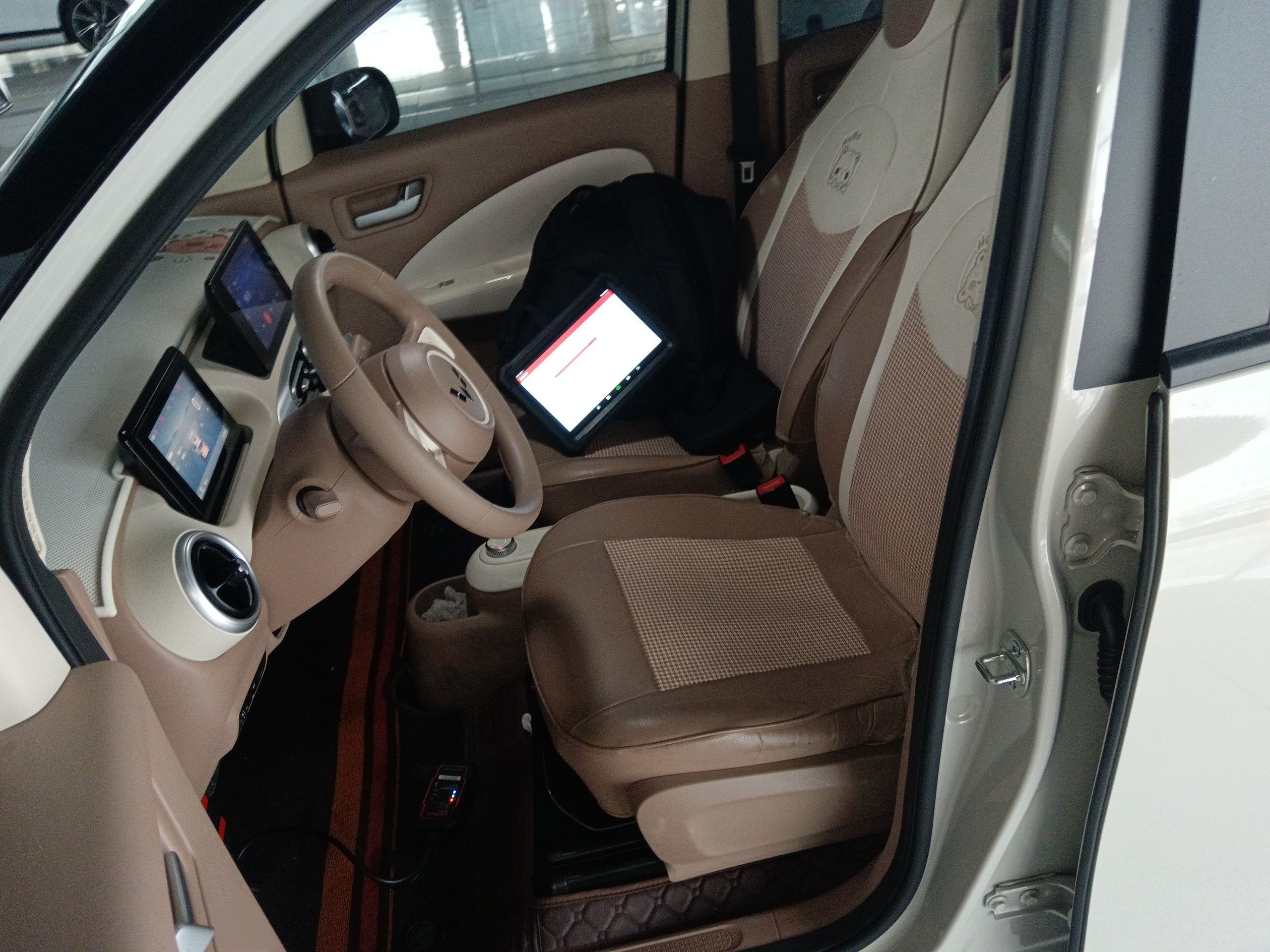 المقاعد الأمامية داخل السيارة