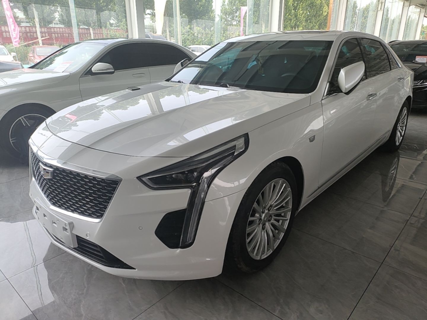 Unter der Vorderseite des Autos