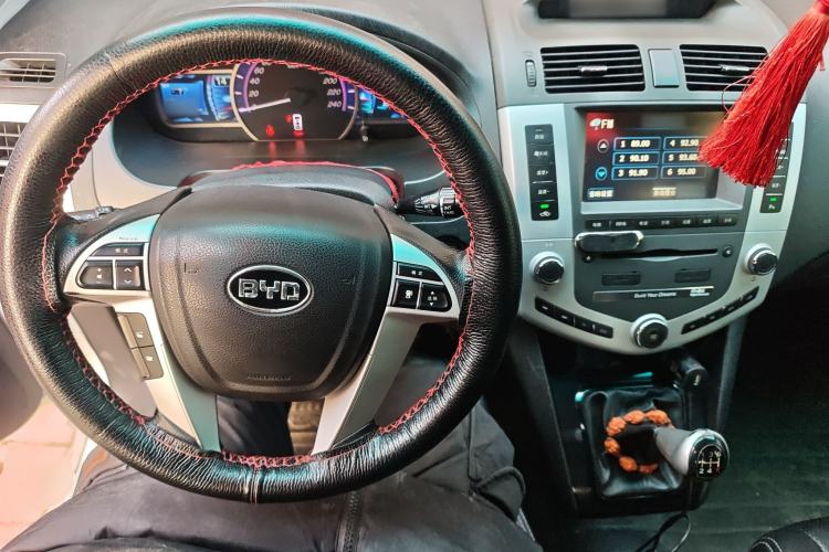 Used BYD S6 2014 2.0L Manual Luxury 5-Seater Steering Wheel