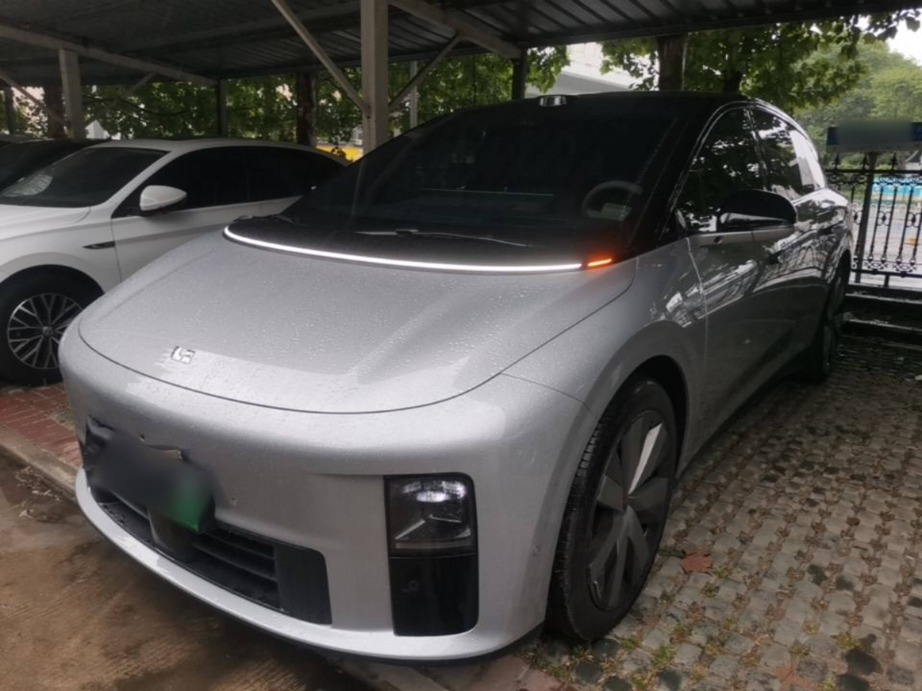 Под передней частью автомобиля