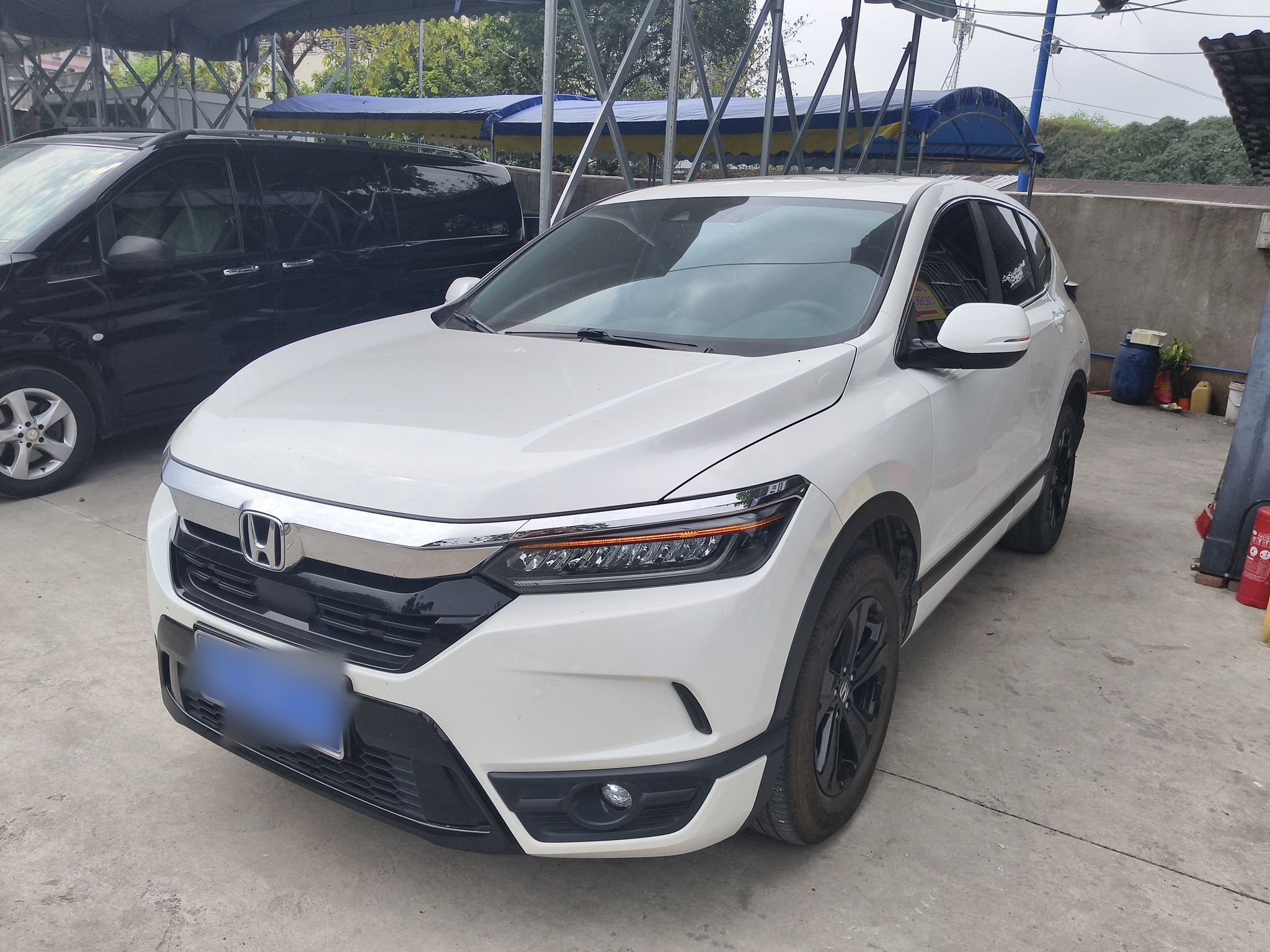 تحت مقدمة السيارة