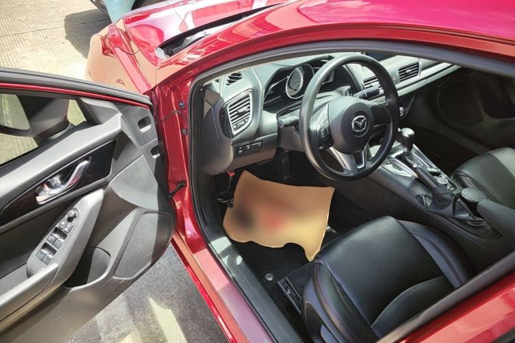Used Mazda 3 Axela 2016 Sedan 1.5L Automatic Luxury Model
