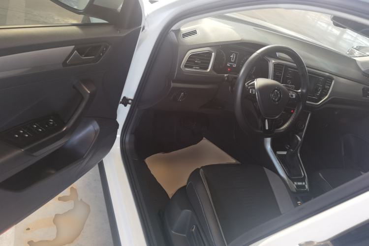 Used Volkswagen T-ROC 2019 230TSI DSG Two-Wheel-Drive Advanced Version China VI Standard Driver Seat