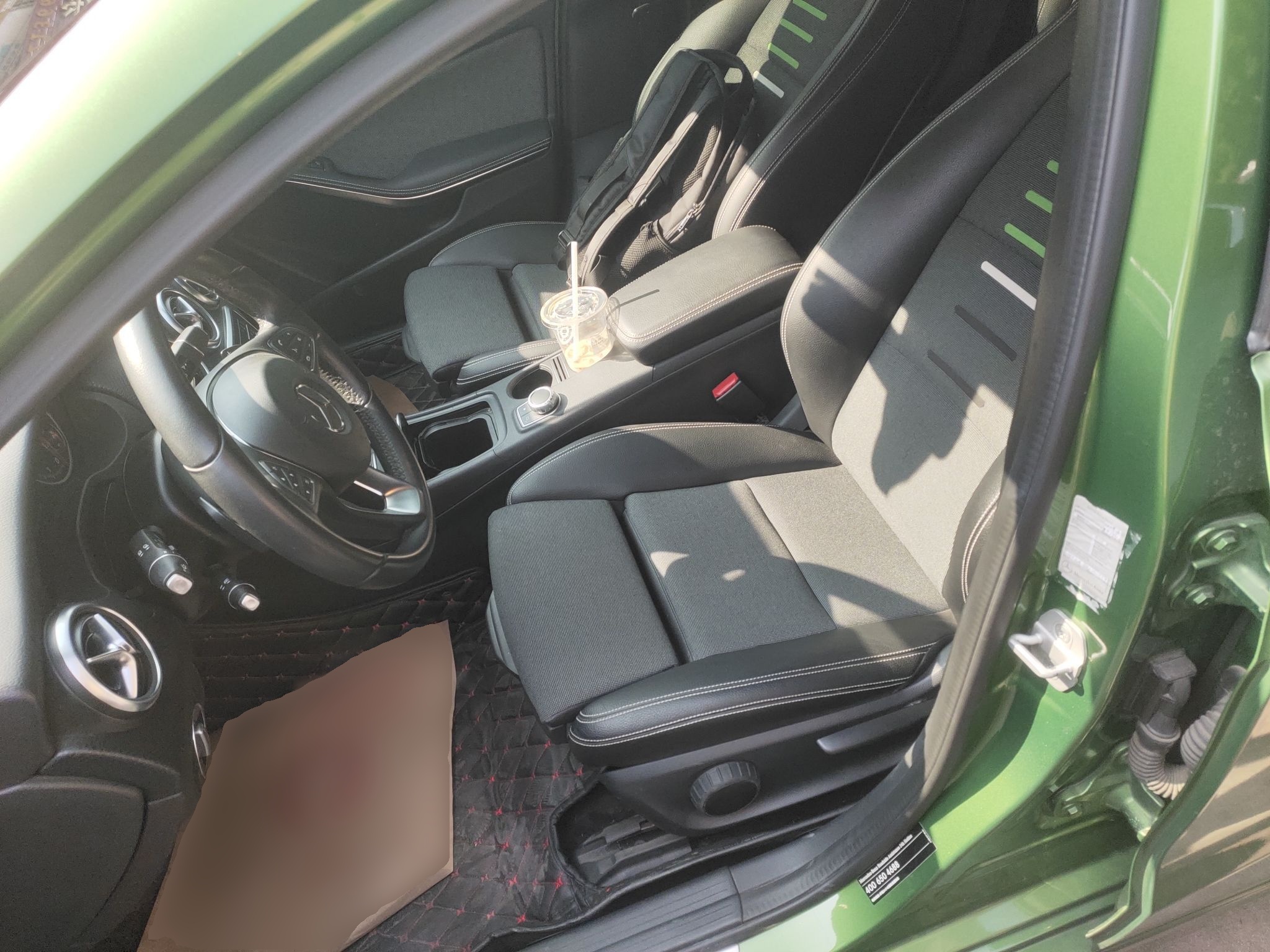 Переднее сиденье в автомобиле