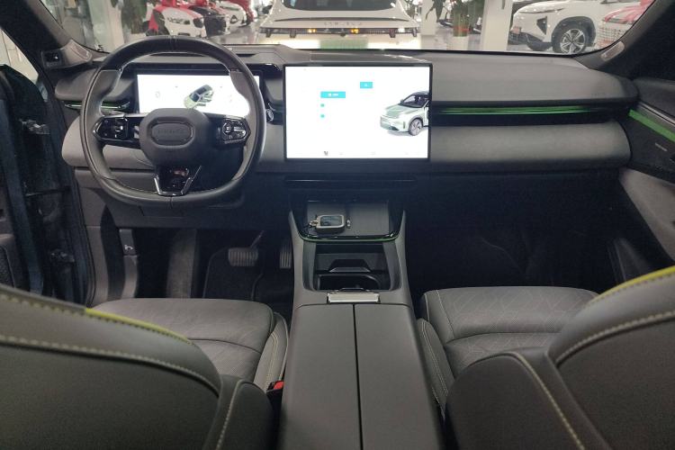 Used Lynk & Co 08 EM-P 2025 220 km All-Wheel-Drive Performance Halo
