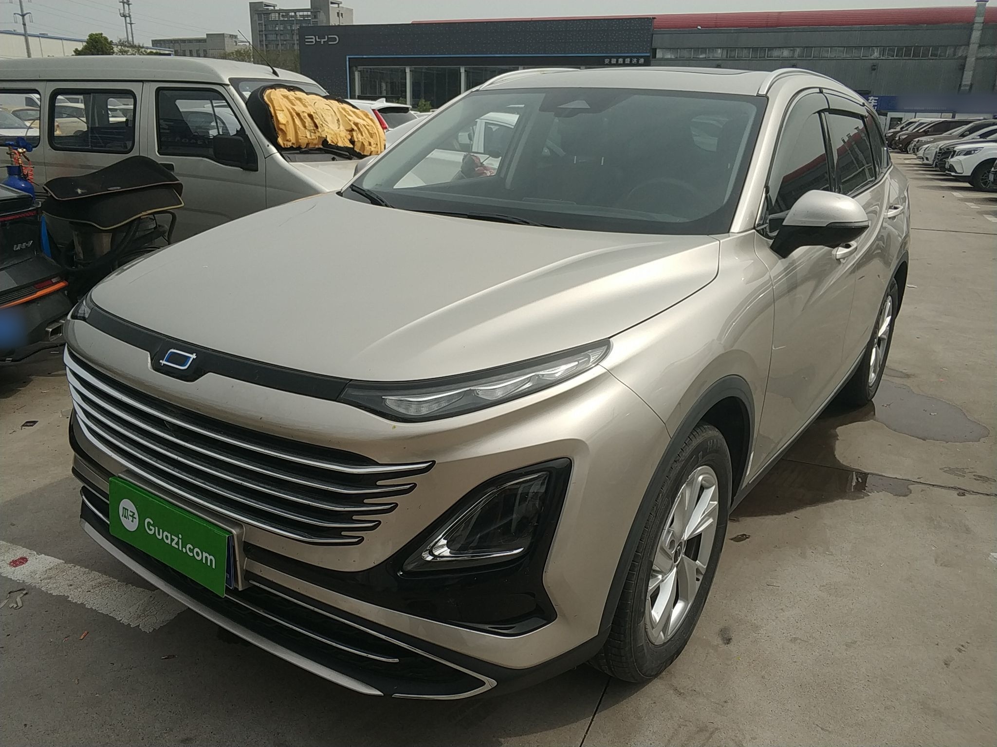 Под передней частью автомобиля