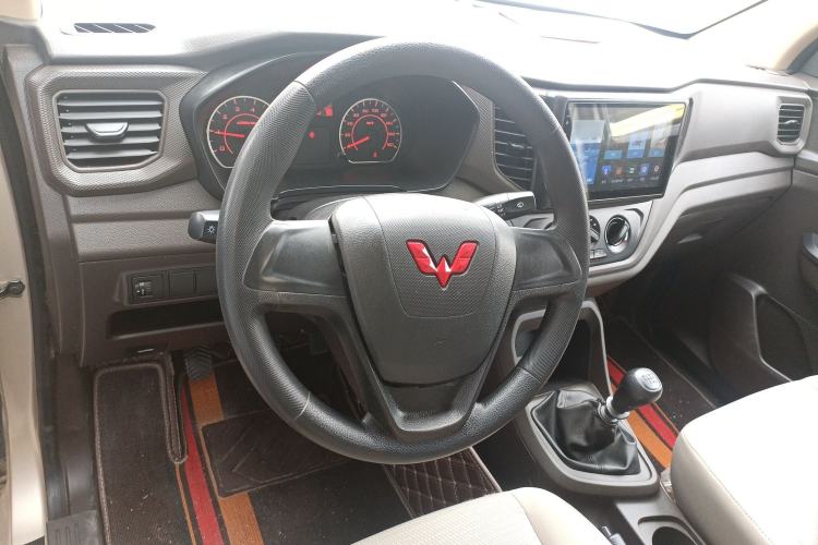 Used Wuling Hongguang V 2022 1.5L Jingqu Edition Enclosed-Window Vehicle with Hydraulic Power Steering LAR