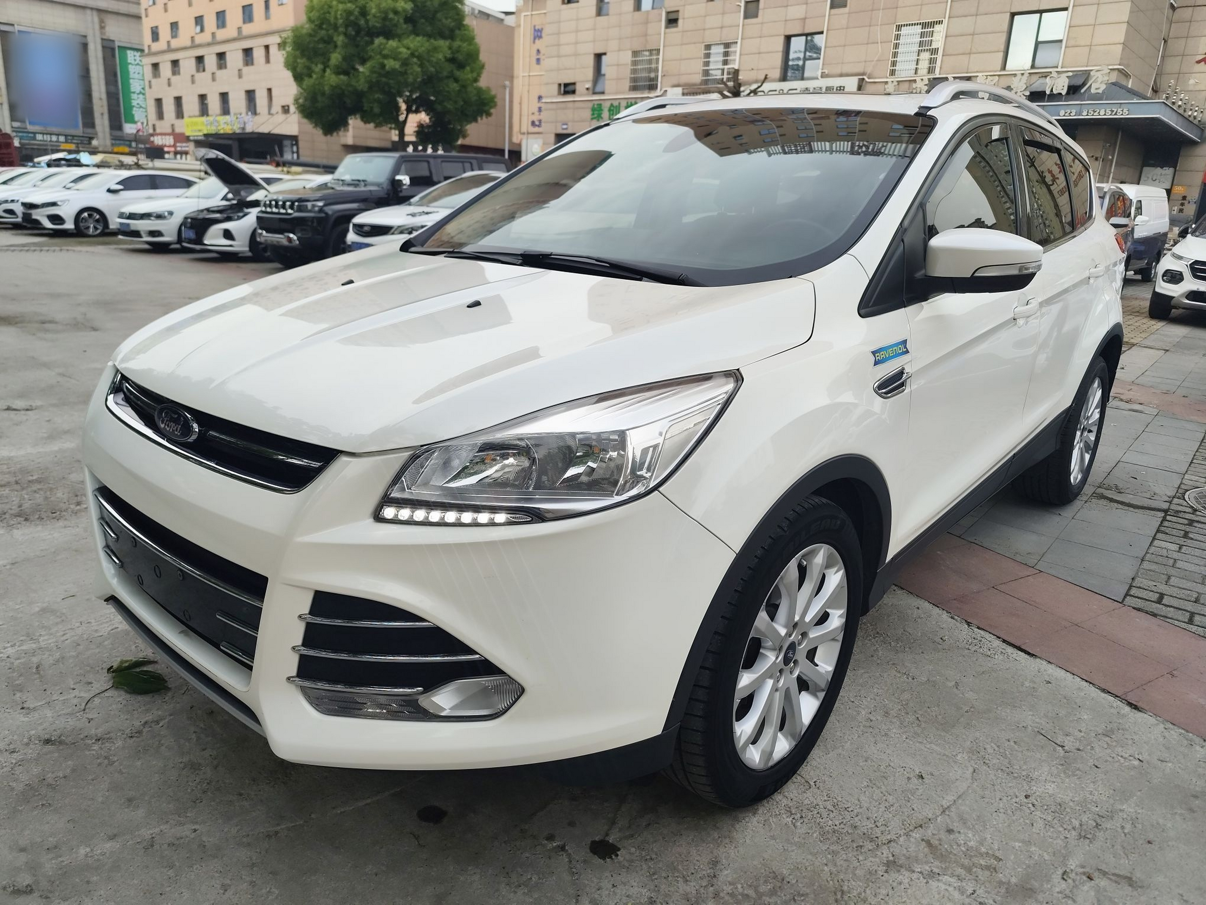 Под передней частью автомобиля