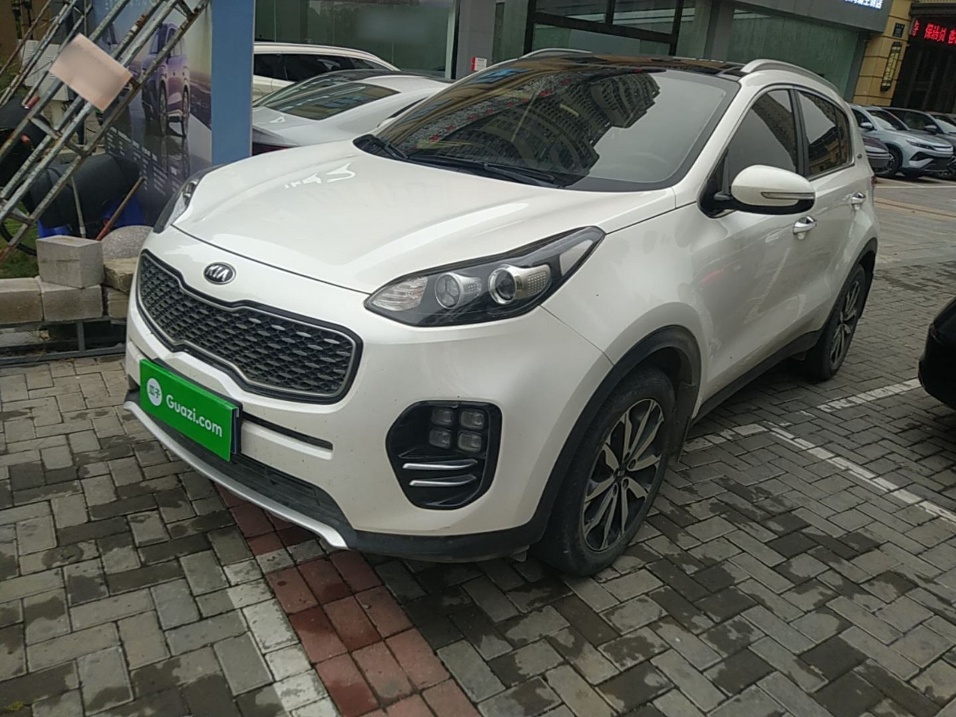 Под передней частью автомобиля