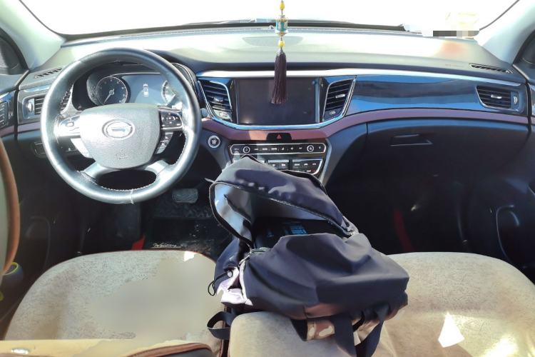 Used GAC Trumpchi GS8 2017 320T Two-Wheel Drive Luxury Smart Connectivity Version (7 Seats) Center Console