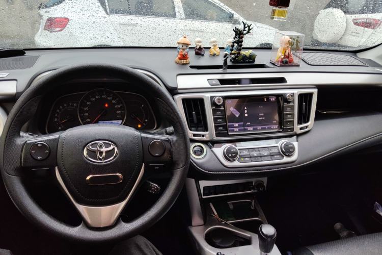 Used Toyota RAV4 2016 2.0L CVT Two-Wheel Drive Fashion Edition China V Standard Center Console
