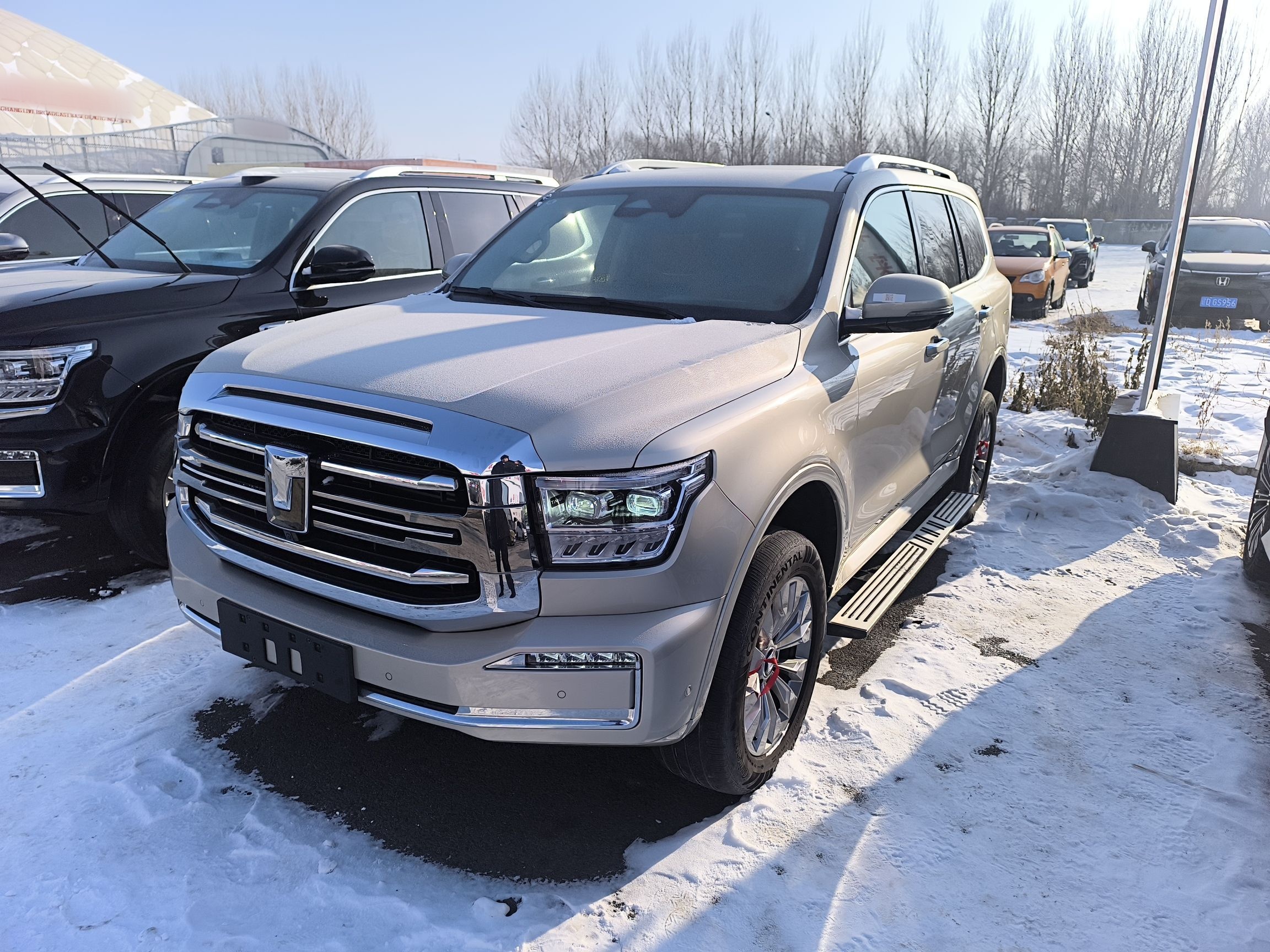 Под передней частью автомобиля