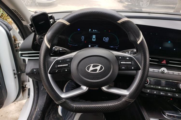 Used Hyundai Elantra 2023 1.5L CVT LUX Prestige Edition Steering Wheel