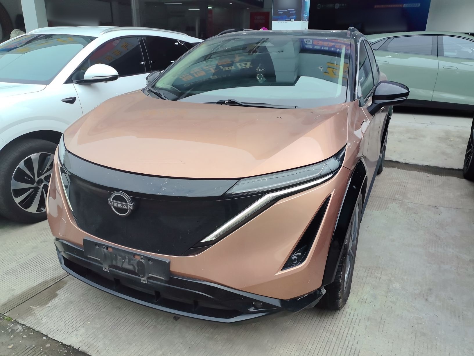 تحت مقدمة السيارة