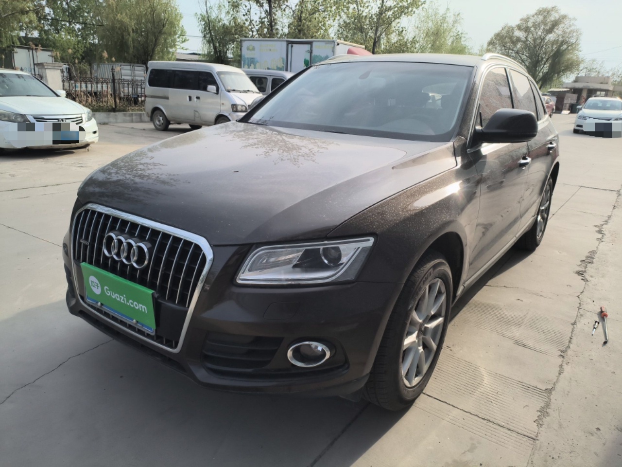 تحت مقدمة السيارة