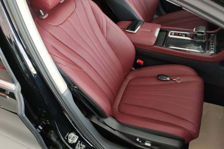 Used Hongqi H5 2025 2.0T Automatic Flag Edition – 500 000 Units Commemorative Version
