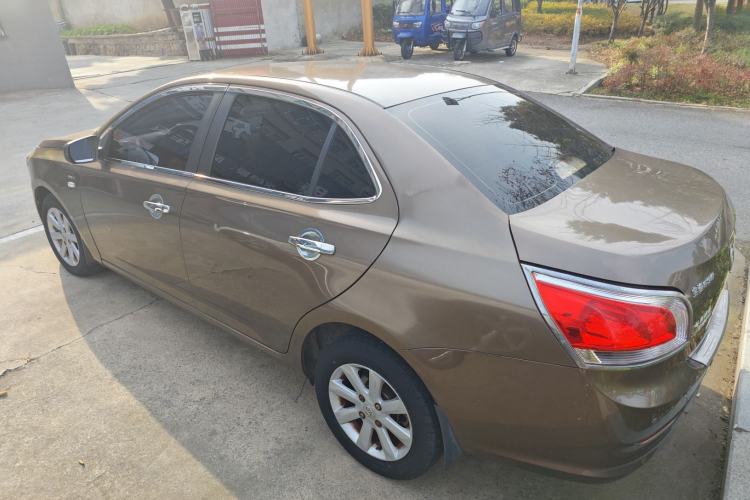 Used Baojun 630 2013 1.5L manual standard version
