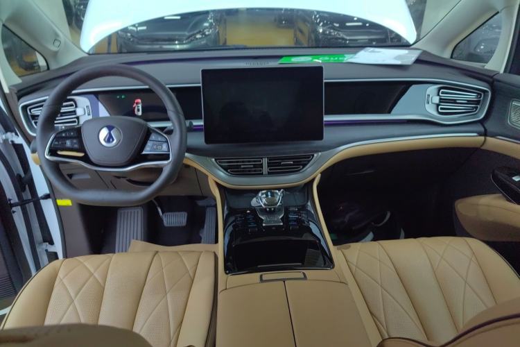 Used Denza D9 2024 EV 600 Four-Wheel-Drive Flagship Model Center Console