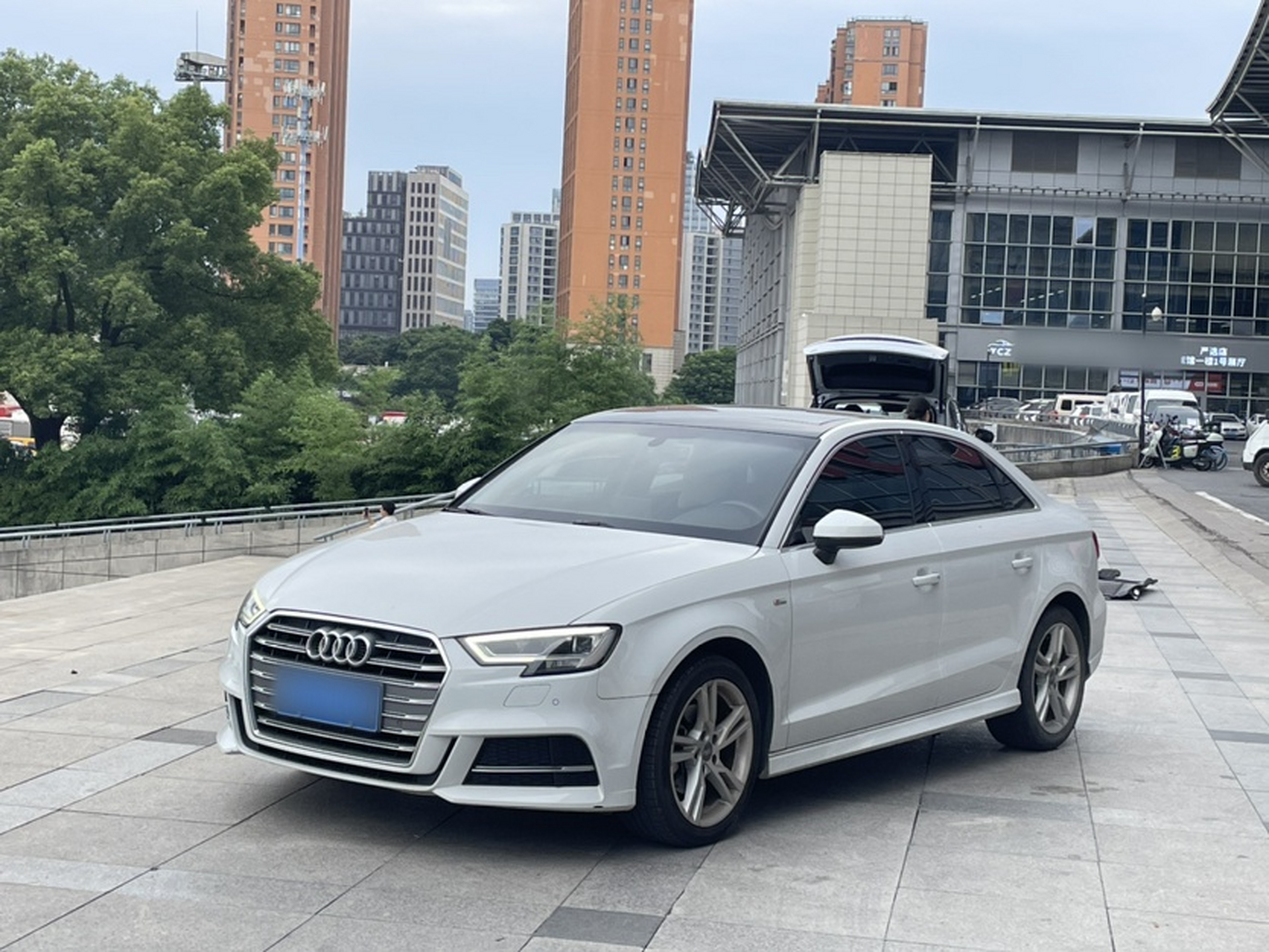 Под передней частью автомобиля