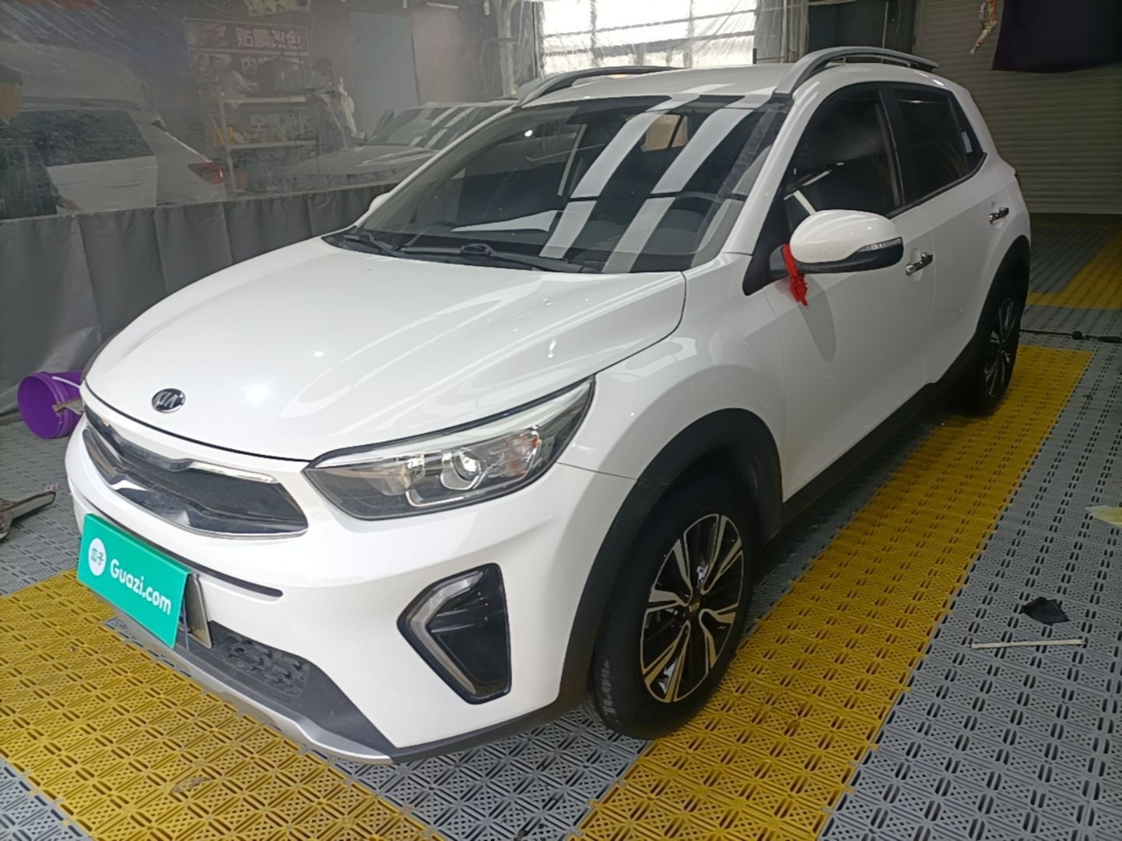 Под передней частью автомобиля