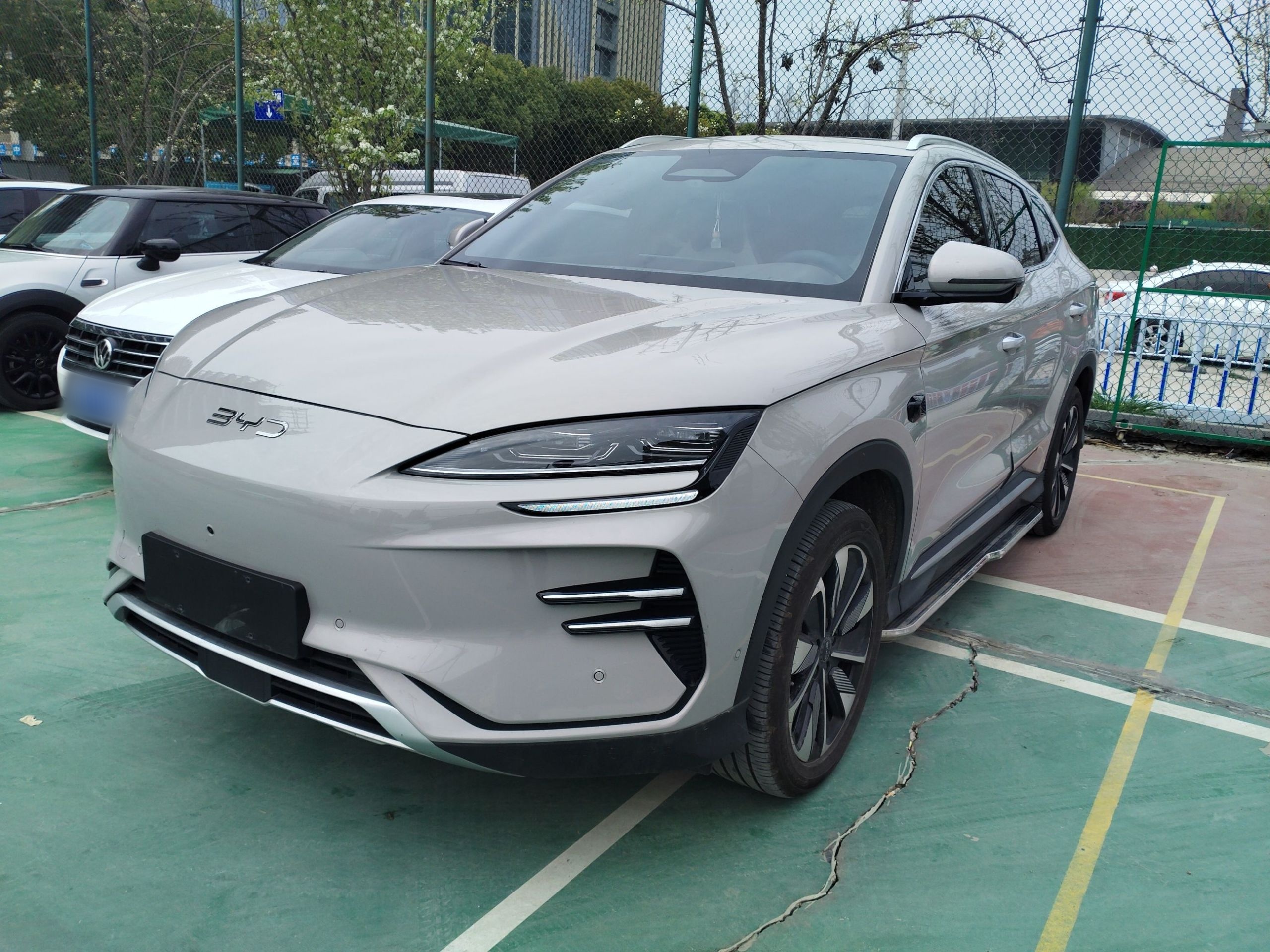 Под передней частью автомобиля