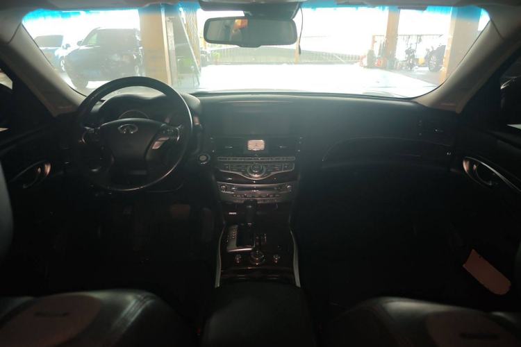 Used Infiniti M Series 2011 M37 model
