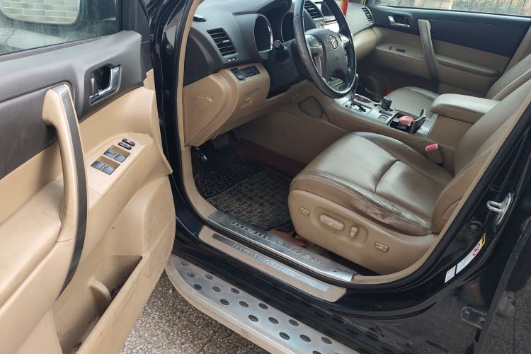 Used Toyota Highlander 2011 2.7L Two-Wheel Drive 7-Seater Luxury Edition
