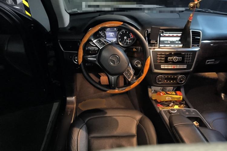 Used Mercedes-Benz M-Class 2015 ML 400 4MATIC Dynamic Model Steering Wheel