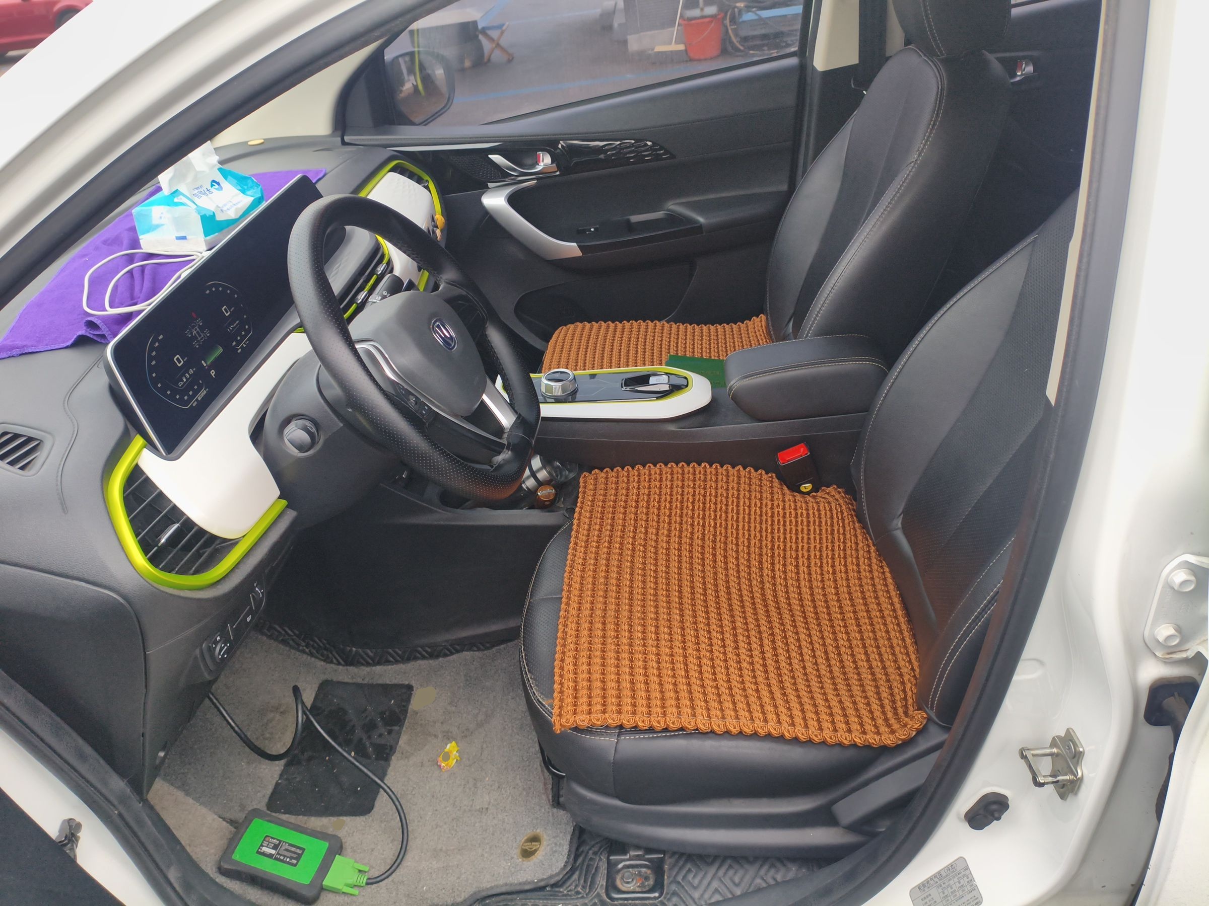 المقاعد الأمامية داخل السيارة