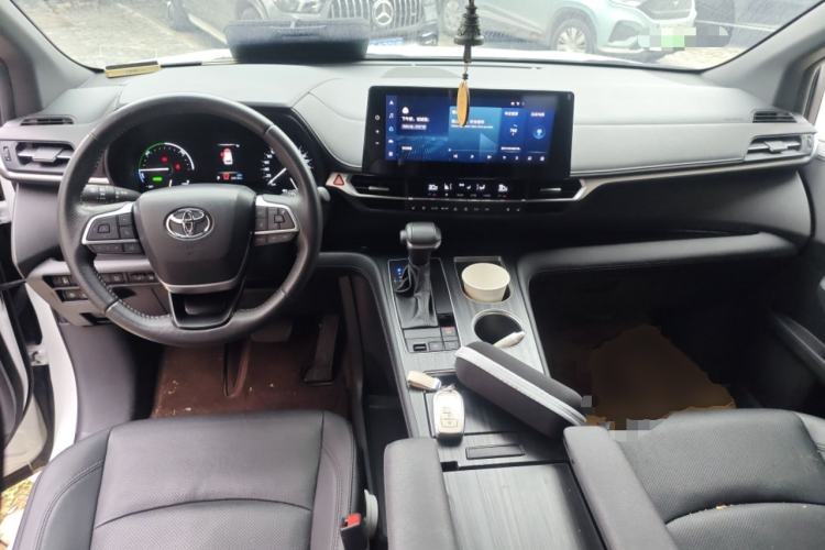 Used Toyota Sienna 2023 2.5L Hybrid Deluxe Edition