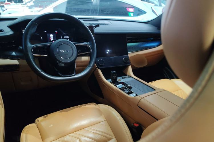 Used Lynk & Co 09 2021 2.0T Halo Six-Seater
