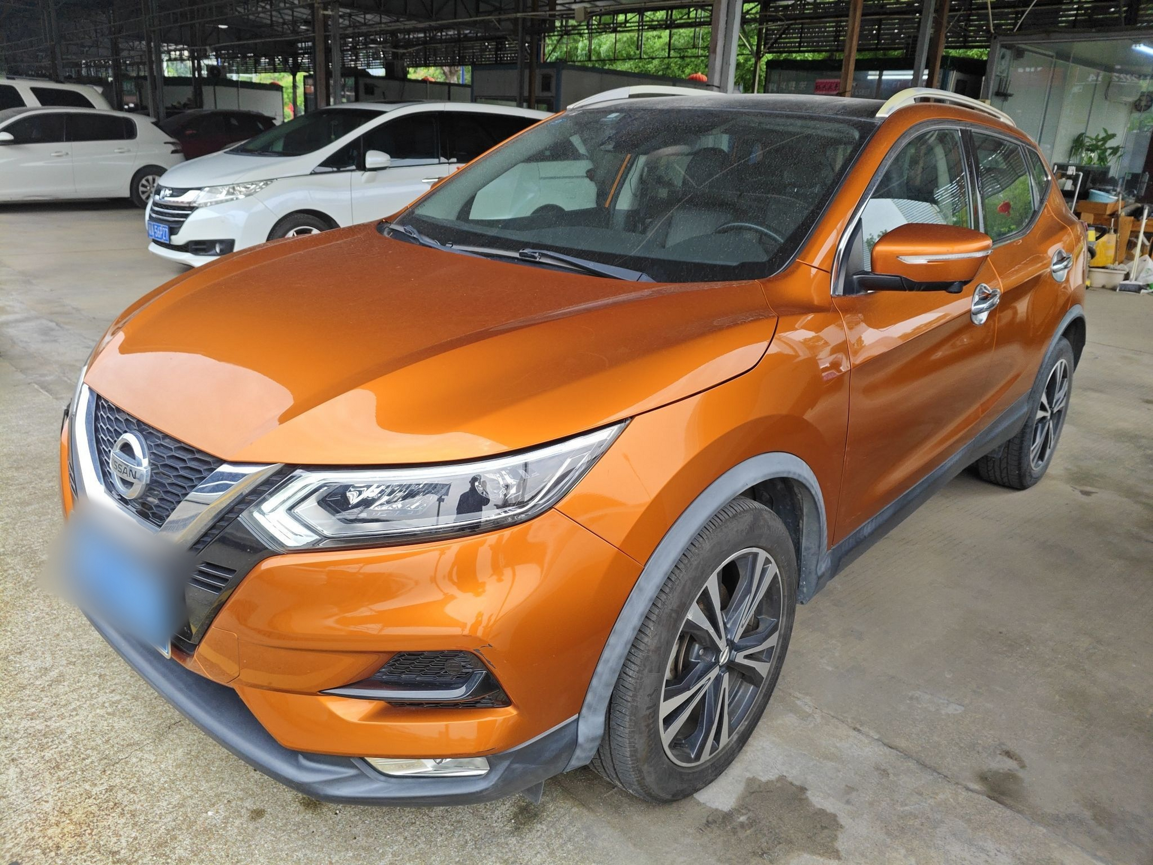 Под передней частью автомобиля