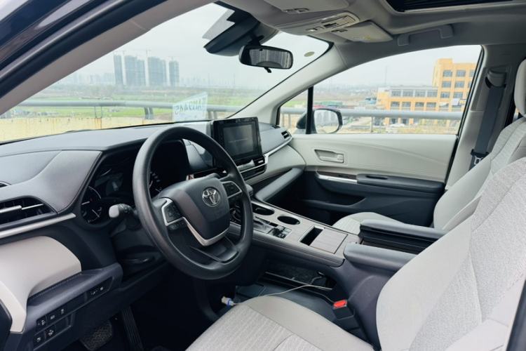 Used Toyota Sienna 2023 2.5L Hybrid Comfort Edition
