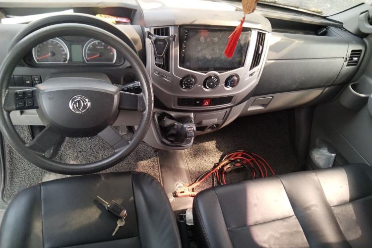 Used Dongfeng Yufeng 2018 2.3TA100 Standard Edition Logistics Vehicle Short Wheelbase Mid-Roof Design 5-9 Seater Powered by WP2.3 Center Console