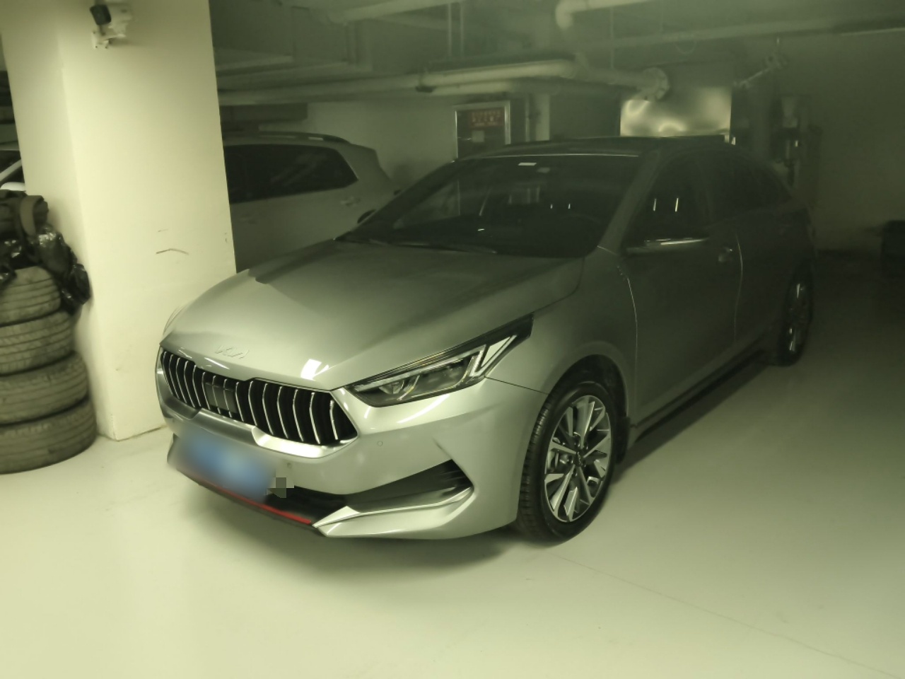 تحت مقدمة السيارة