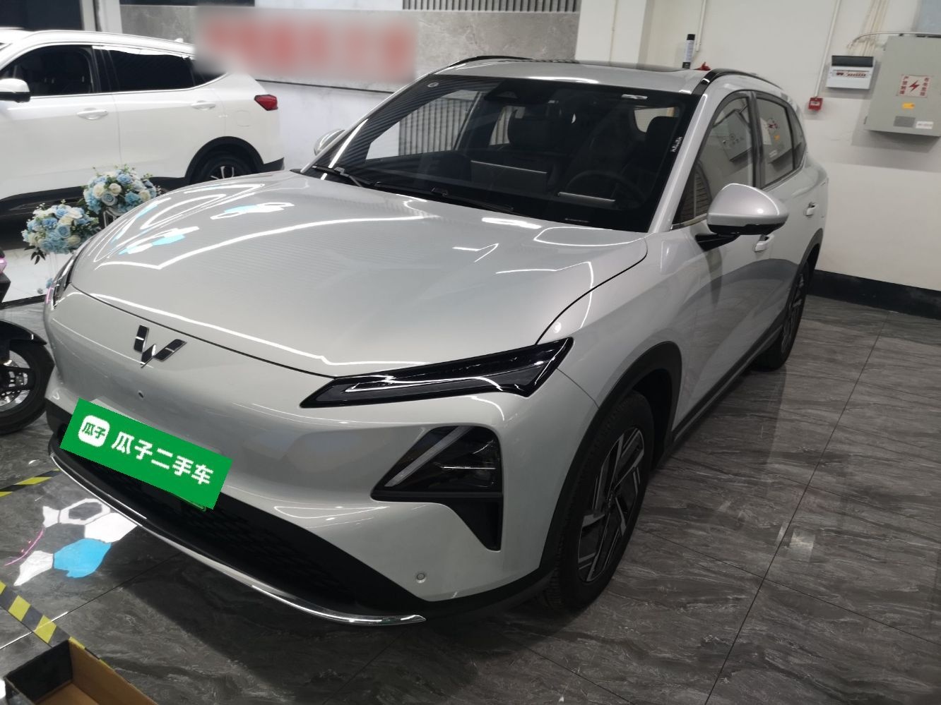 تحت مقدمة السيارة